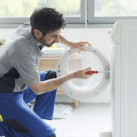 Reparatie van huishoudtoestellen door witgoed expert in België Technieker herstelt wasmachine aan huis in België | witgoed herstelling België